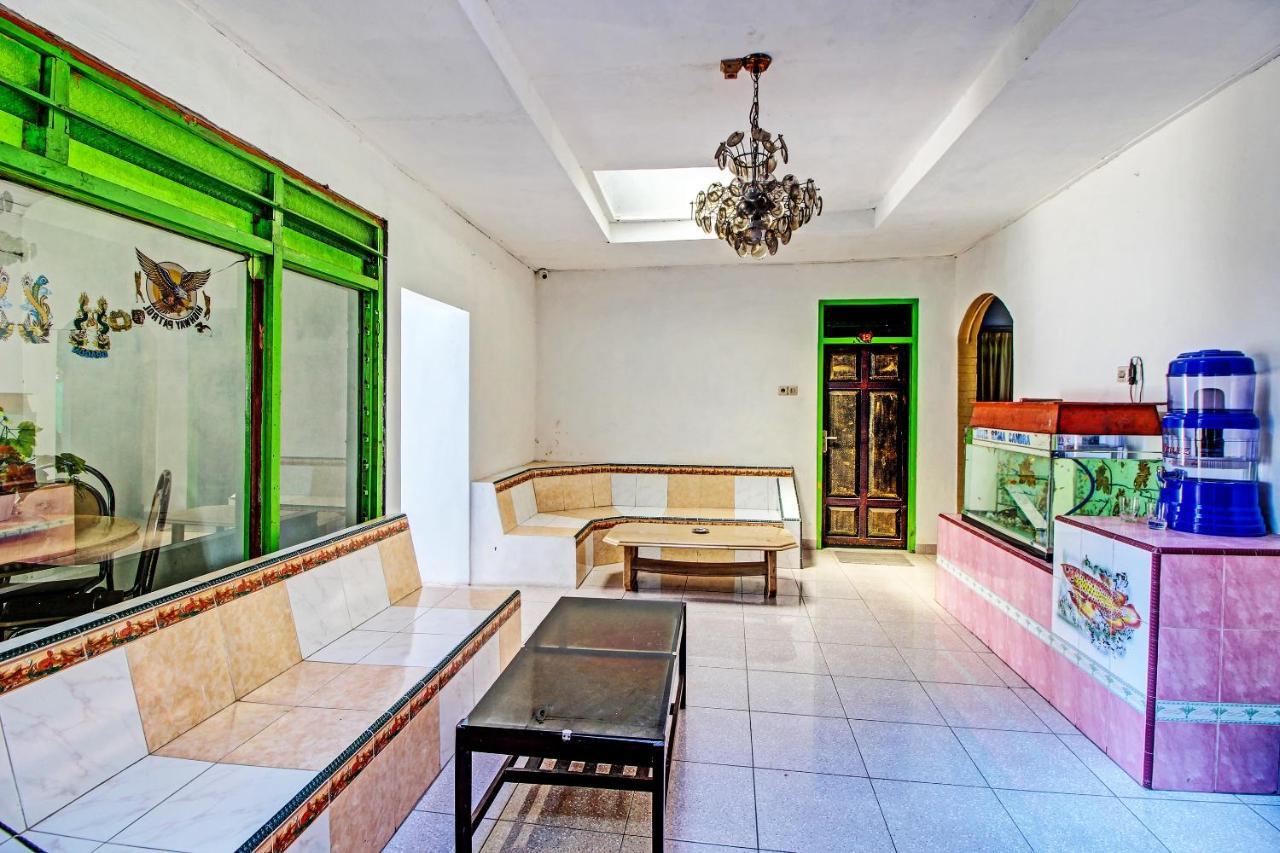 Spot On 91694 Hotel Rama Chandra Temanggung Exterior photo